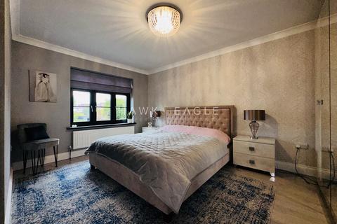 1 bedroom in a house share to rent, Wincanton Gardens, Ilford, Essex. IG6