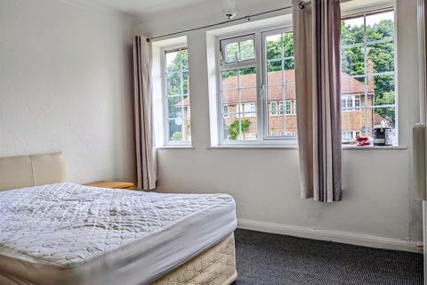 3 bedroom flat to rent, Springfield Close, Stanmore HA7