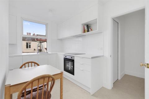 3 bedroom flat to rent, Deacon Road, London NW2