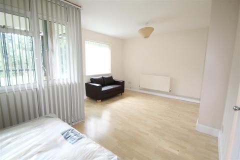 Studio to rent, Clark Street, London E1