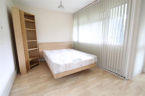 Studio to rent, Clark Street, London E1