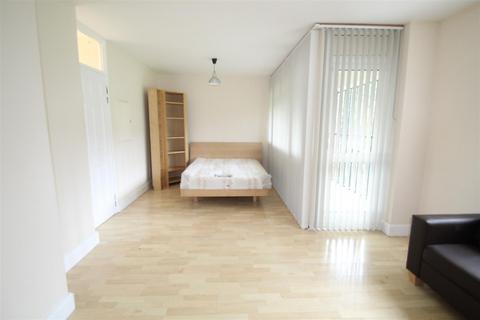 Studio to rent, Clark Street, London E1