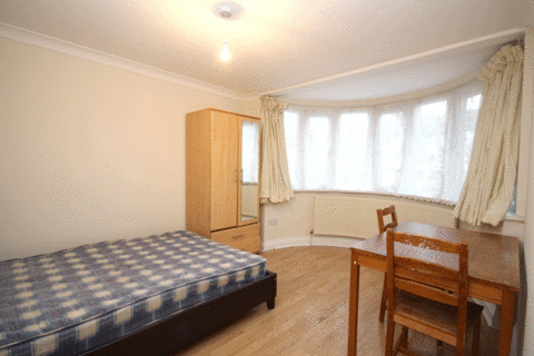 2 bedroom maisonette to rent, Warden Avenue, Rayners Lane, Harrow HA2