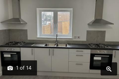 6 bedroom terraced house to rent, Tudor Crescent, Ilford, Essex, IG6