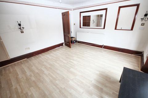 2 bedroom flat to rent, Long Lane, London, UB10