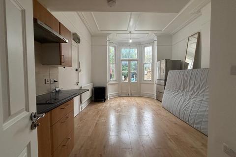 Studio to rent, 184 Walm Lane, Kilburn, London, NW2