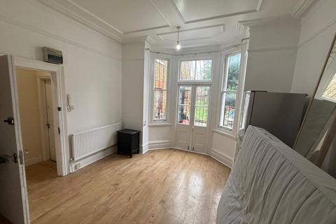 Studio to rent, 184 Walm Lane, Kilburn, London, NW2