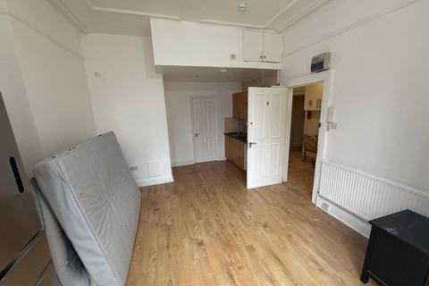 Studio to rent, 184 Walm Lane, Kilburn, London, NW2