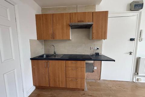 Studio to rent, 184 Walm Lane, Kilburn, London, NW2