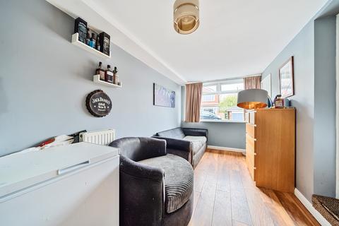 15 Salisbury Crescent, Ashton-under-lyne, OL6 8DB