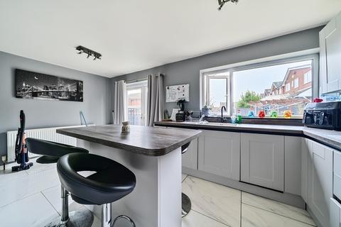 15 Salisbury Crescent, Ashton-under-lyne, OL6 8DB