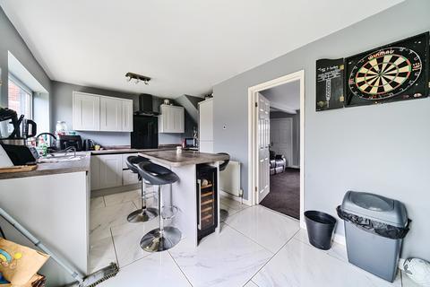 15 Salisbury Crescent, Ashton-under-lyne, OL6 8DB