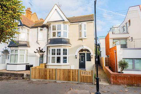 3 bedroom end of terrace house for sale, Leighton Avenue, Leigh-on-sea, SS9