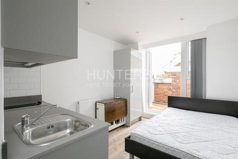 Studio to rent, Luminaire Apartments, Kilburn High Road, NW6 7JR