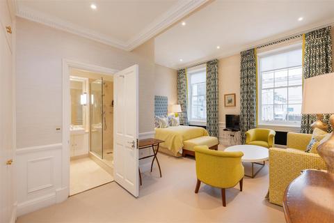 3 bedroom flat for sale, Lyall Street, Belgravia, SW1X.