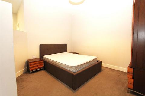 Studio to rent, Dawsons Square, Pudsey