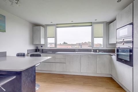 2 bedroom flat for sale, Imperial Avenue, Westcliff-on-sea, SS0