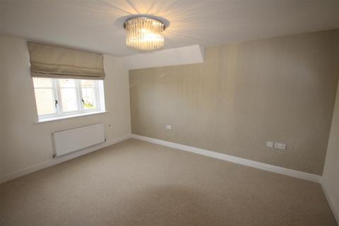 4 bedroom detached house to rent, Grosvenor Drive, Wiltshire SP3