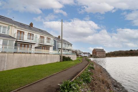 3 bedroom semi-detached house to rent, Mill Road, Yarmouth