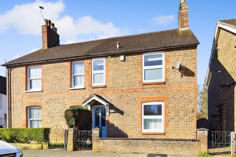 3 bedroom semi-detached house to rent, Albany Road, West Green RH11