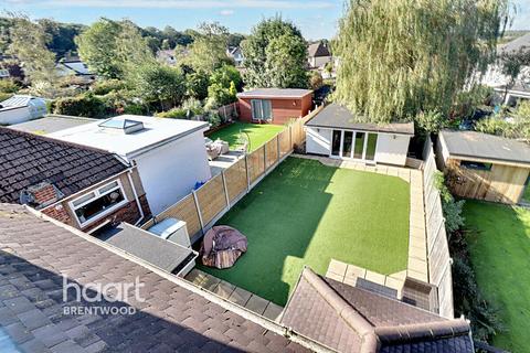 4 bedroom semi-detached house for sale, Middle Road, Brentwood