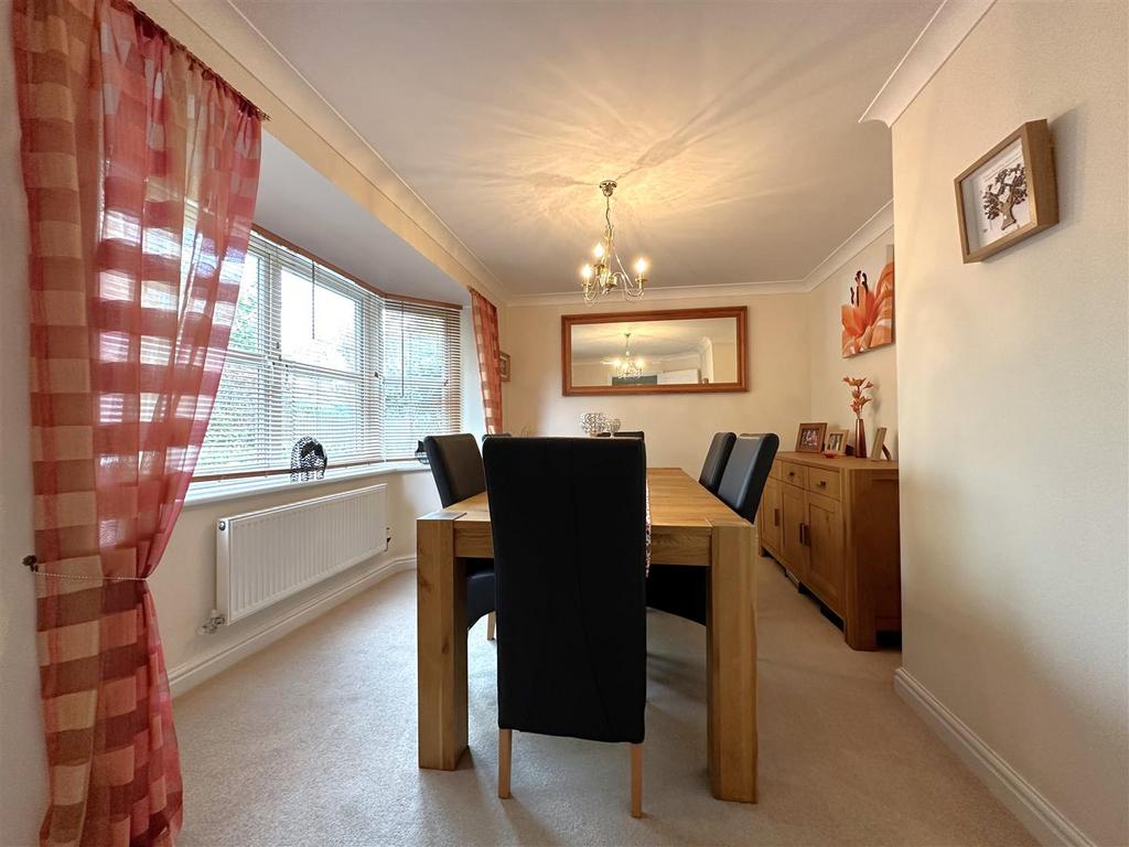 Bay-Fronted Dining Room 754