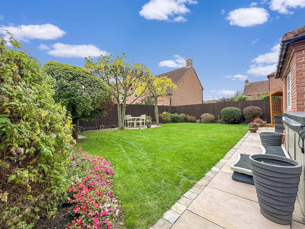 Lovely Landscaped Garden 814