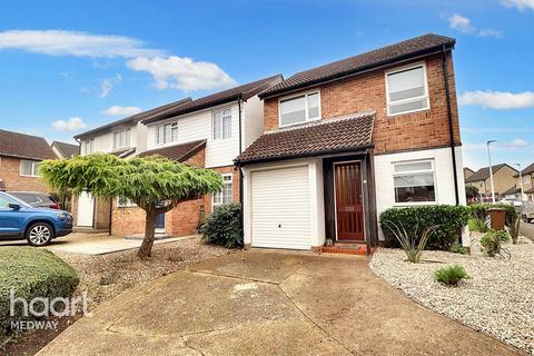 3 bedroom detached house to rent, Cloisterham Road, Rochester