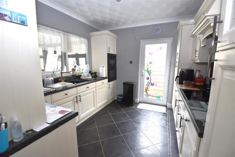 3 bedroom chalet for sale, Central Avenue, Southend-On-Sea