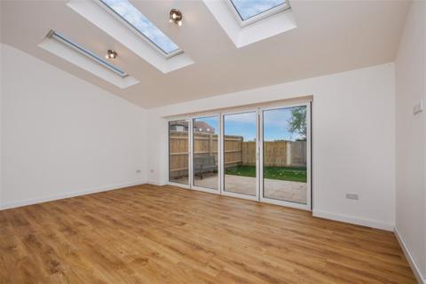 3 bedroom semi-detached house to rent, Oakley, Aylesbury HP18