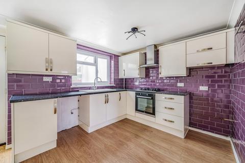 3 bedroom terraced house to rent, Carnation Road Rochester ME2