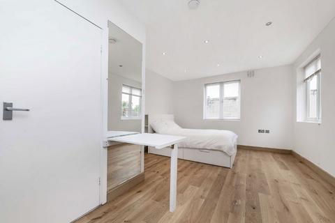 Studio to rent, Parsons Green, London SW6