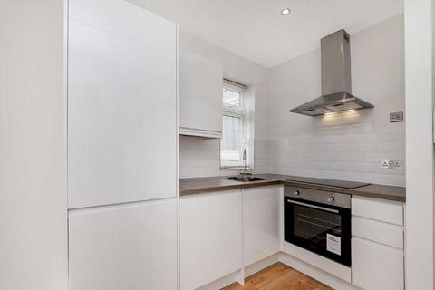 Studio to rent, Parsons Green, London SW6