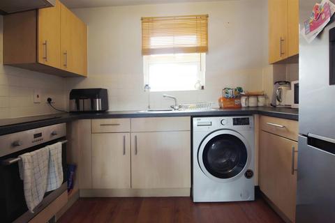 2 bedroom flat to rent, Holyhead Mews, Cippenham