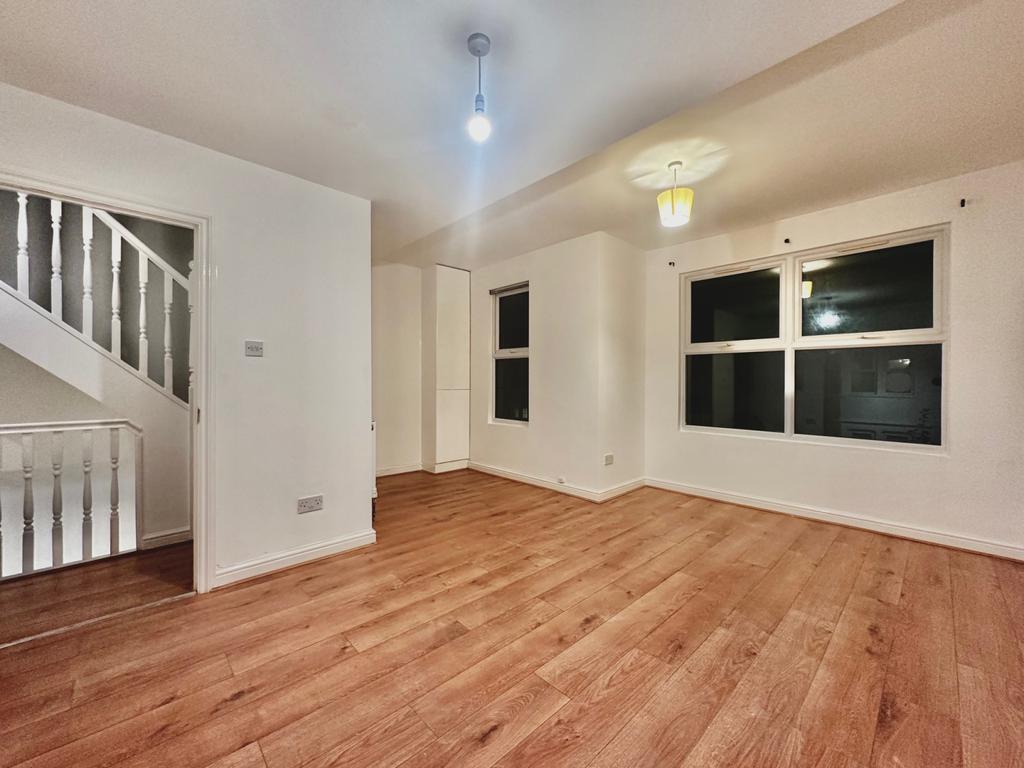 6 Bedrooms Mid Terrace House to let in Tooting