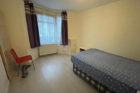 3 bedroom house to rent, Hartington Road, Southall, UB2