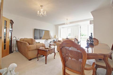Flat 17, Eastwick Lodge, 4 Village Road, Enfield, EN1 2FB