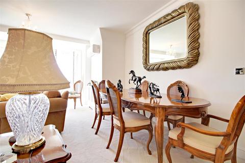 Flat 17, Eastwick Lodge, 4 Village Road, Enfield, EN1 2FB