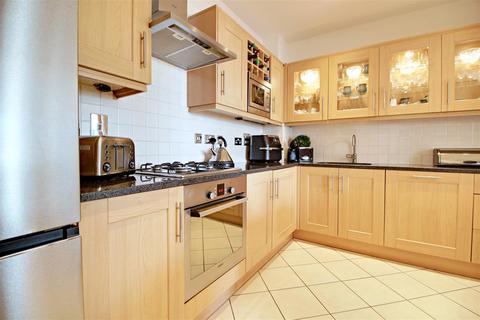 Flat 17, Eastwick Lodge, 4 Village Road, Enfield, EN1 2FB