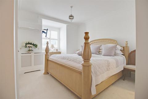 Flat 17, Eastwick Lodge, 4 Village Road, Enfield, EN1 2FB