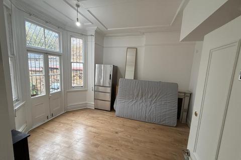 Studio to rent, Walm Lane, London NW2