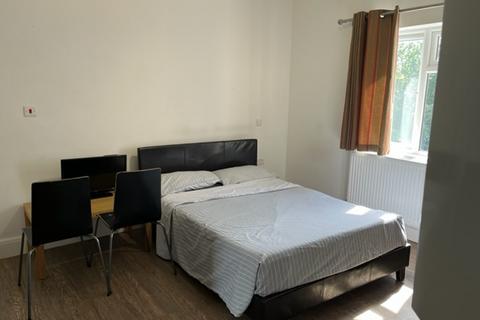 Studio to rent, Gladstone Park Gardens, London NW2