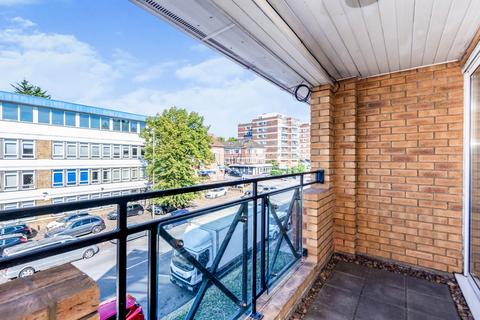 2 bedroom apartment to rent, Regents Park Road, London, N3