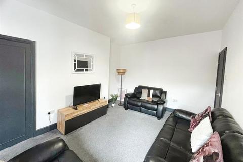 4 bedroom flat to rent, Stanhope Road, South Shields