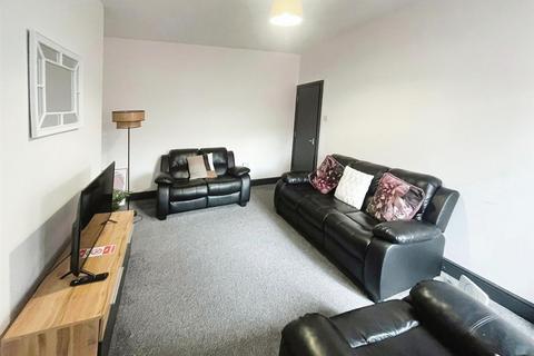 4 bedroom flat to rent, Stanhope Road, South Shields