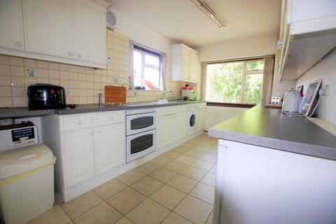 2 bedroom flat to rent, Thornton Road, Potters Bar EN6