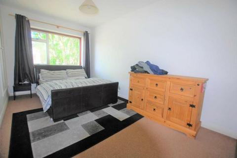 2 bedroom flat to rent, Thornton Road, Potters Bar EN6