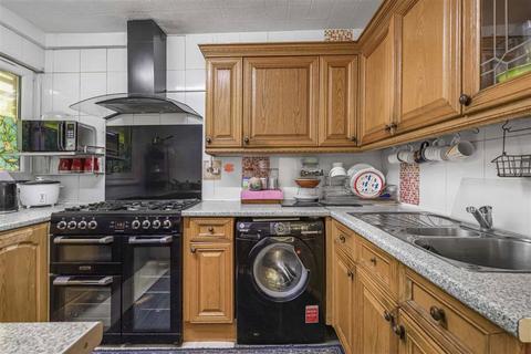 3 bedroom flat for sale, Pitsea Street, London E1