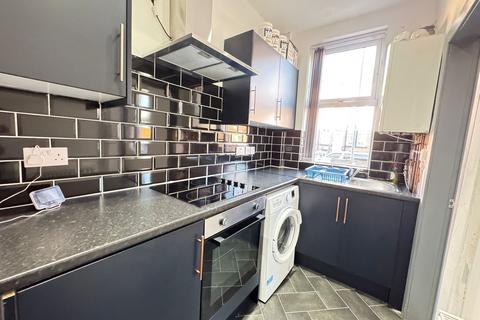 2 bedroom terraced house to rent, Leeds LS11
