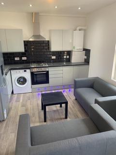 3 bedroom flat to rent, Leeds LS6